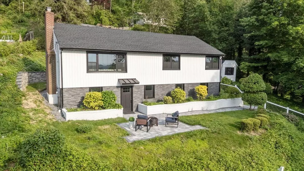 8 Fairway PL, Cold Spring Harbor, NY 11724