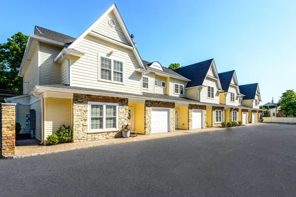 Huntington, NY 11743,18 Creek RD #604