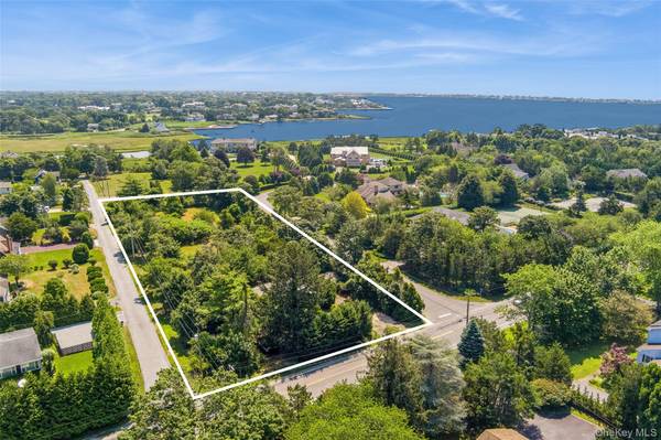 28 Apaucuck Point RD, Westhampton, NY 11977