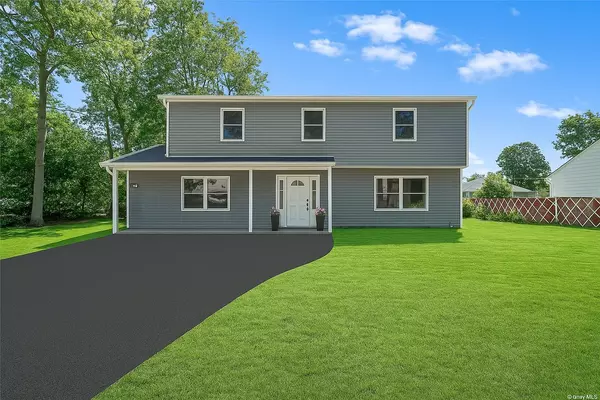 12 Knoll RD, Rocky Point, NY 11778