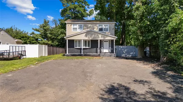 15 Pennsylvania AVE, Brentwood, NY 11717