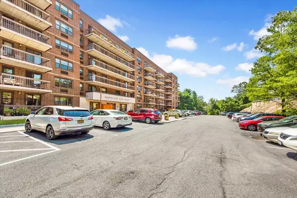 Bronxville, NY 10708,1376 Midland AVE #106
