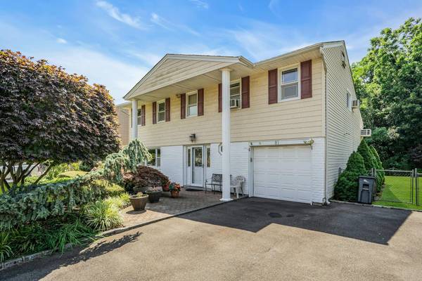 Commack, NY 11725,81 Tulipwood DR