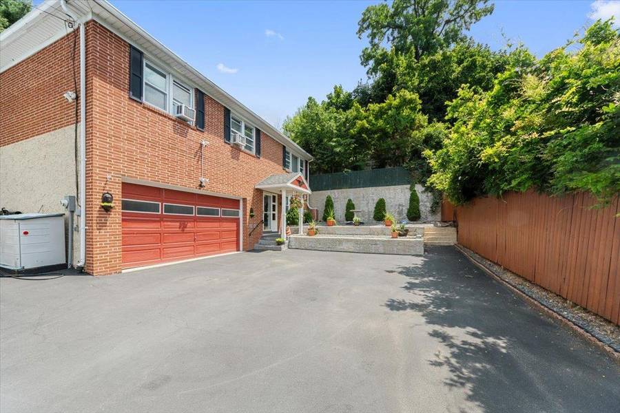 2 Greystone TER, Yonkers, NY 10701