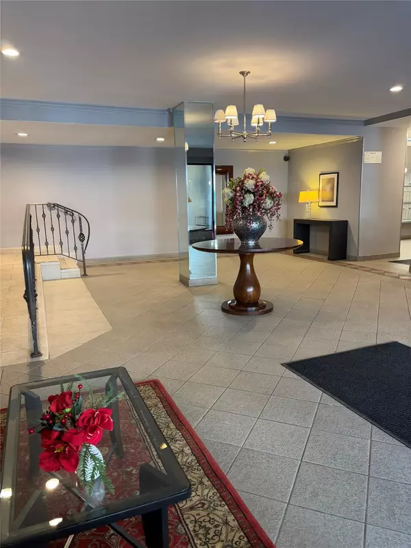 Douglaston, NY 11362,241-20 Northern Blvd #2C