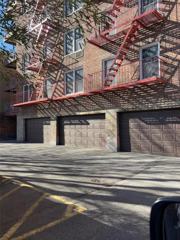 Douglaston, NY 11362,241-20 Northern Blvd #2C