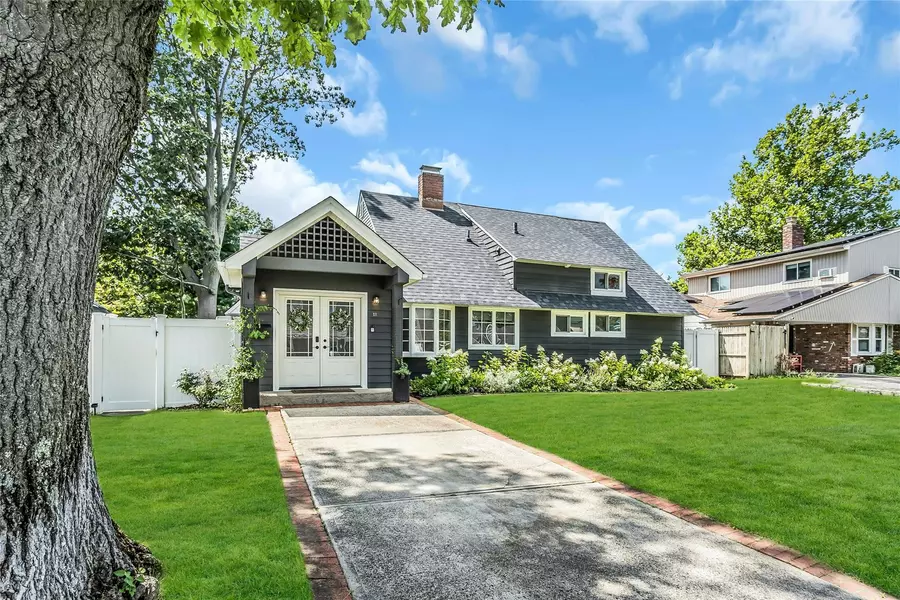 18 Rosewood LN, Wantagh, NY 11793