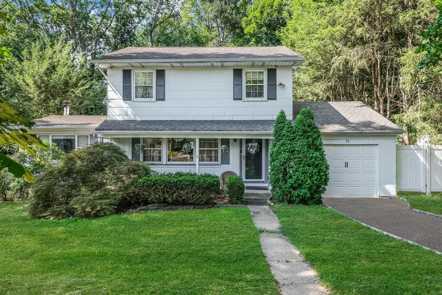11 Arden CT, Melville, NY 11747