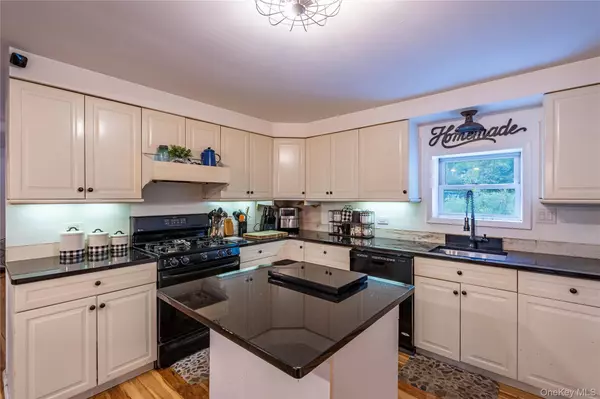 Marlboro, NY 12547,8 Edwards LN