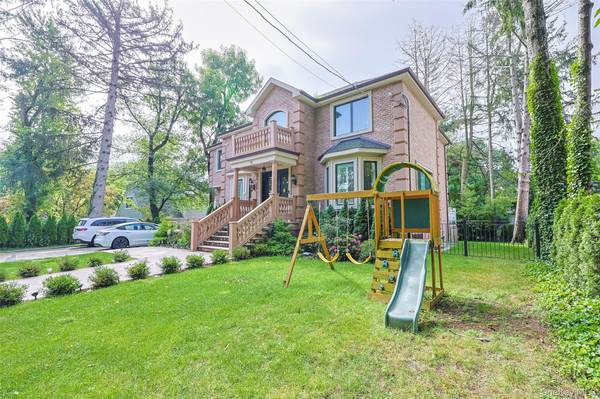 Great Neck, NY 11023,90 Baker Hill RD