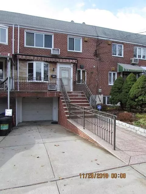 Middle Village, NY 11379,61-56 70th ST