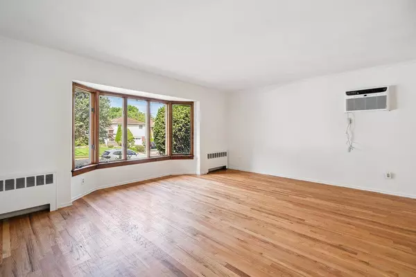 Plainview, NY 11803,72 Winthrop RD
