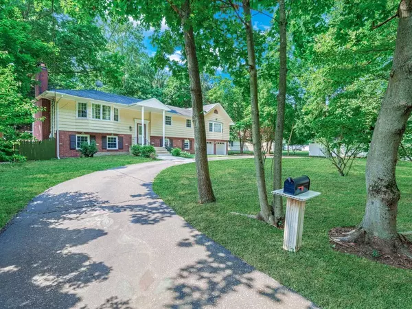 Huntington, NY 11743,32 Southdown RD