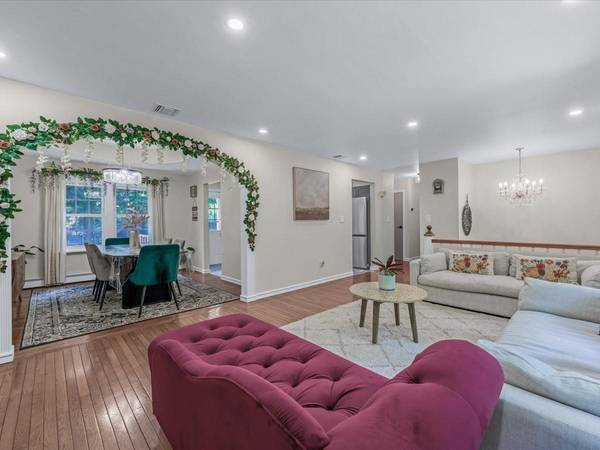 Huntington, NY 11743,32 Southdown RD