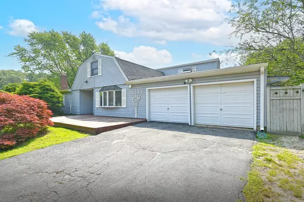 6 Lollypine LN, Medford, NY 11763