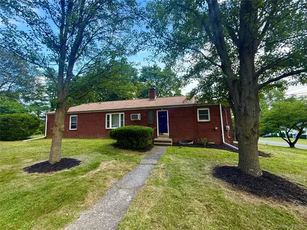 11 Willow LN, New Windsor, NY 12553