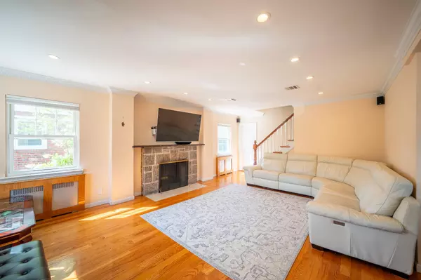 Fresh Meadows, NY 11366,75-22 186th ST