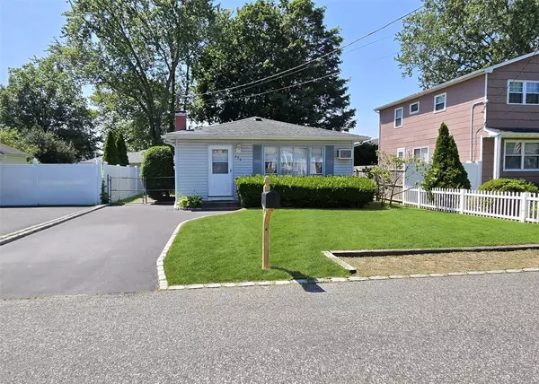 204 Helen ST, Holbrook, NY 11741