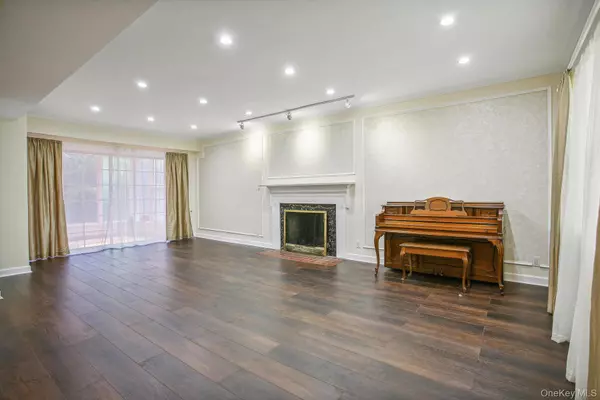 Hollis Hills, NY 11427,82-43 213th ST