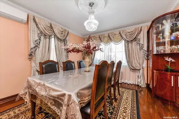 Jamaica Estates, NY 11432,87-67 Chevy Chase