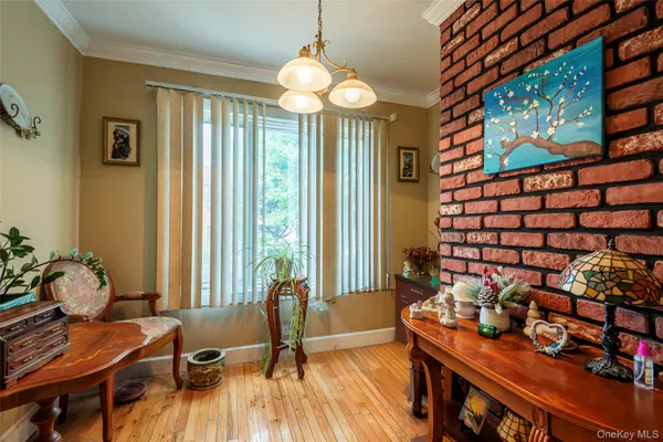 East Elmhurst, NY 11370,32-59 78 ST
