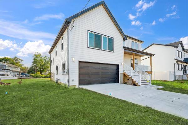 Lindenhurst, NY 11757,771 S 9th ST