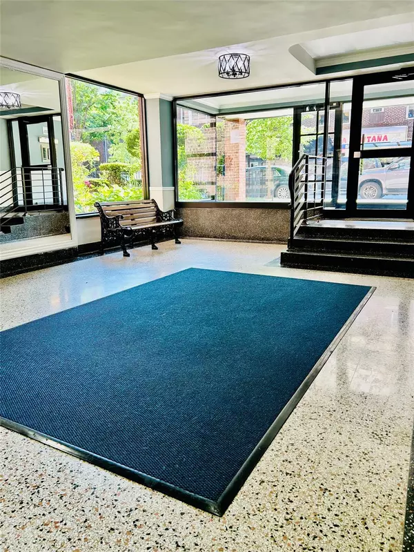 Jackson Heights, NY 11372,33-05 90 ST #4K
