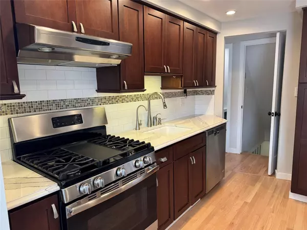 New Hyde Park, NY 11040,616 William ST