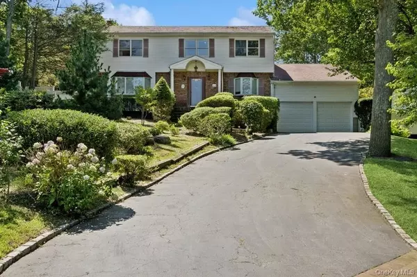 8 Cedar PL, Kings Park, NY 11754