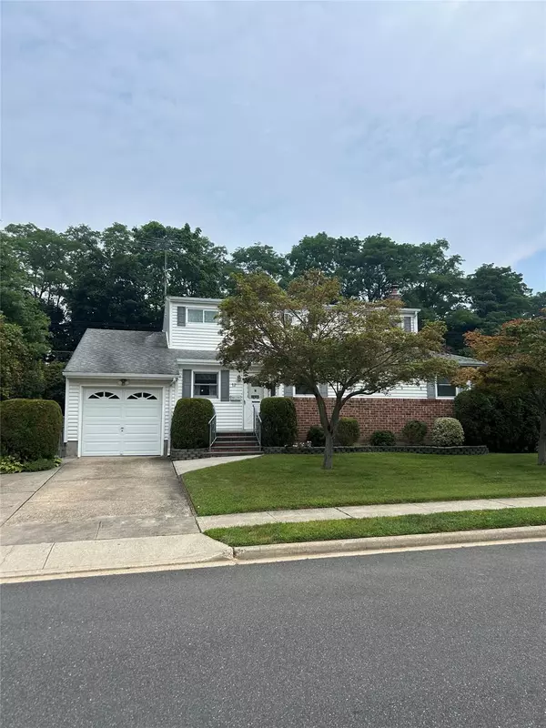 12 Willets DR, Syosset, NY 11791