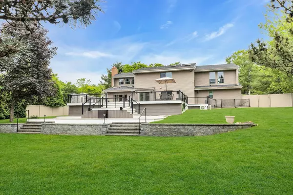 Melville, NY 11747,9 Hill And Tree CT