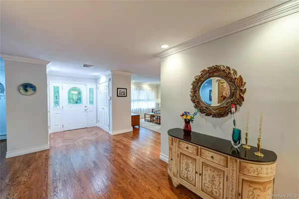 West Islip, NY 11795,48 Archie PL