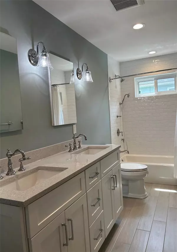 West Islip, NY 11795,48 Archie PL
