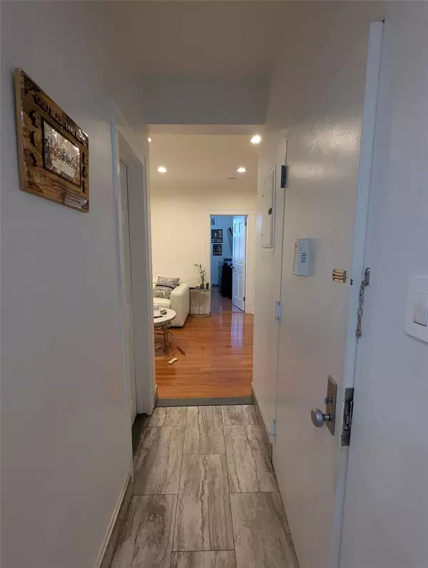 Astoria, NY 11106,3352 29th ST #1F