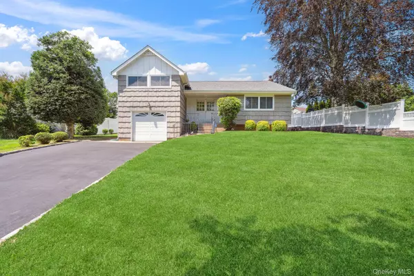 4 Jonquill LN, Kings Park, NY 11754