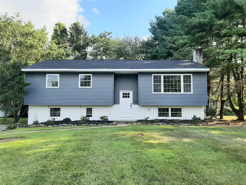 8 Jonathan DR, Staatsburg, NY 12580