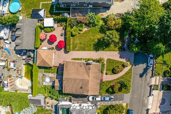 Bayside, NY 11360,2957 214th PL