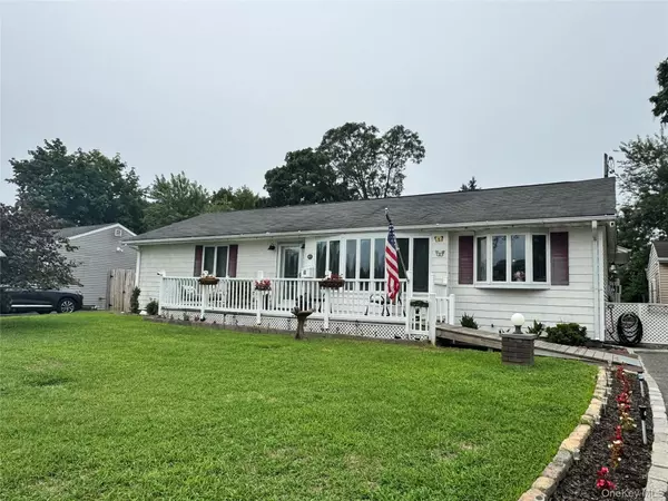 43 Garden LN, Centereach, NY 11720