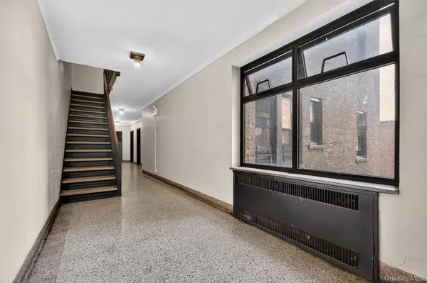 Rego Park, NY 11374,96-11 65th RD #313