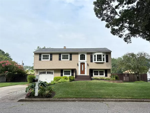 18 Hofstra DR, Farmingville, NY 11738