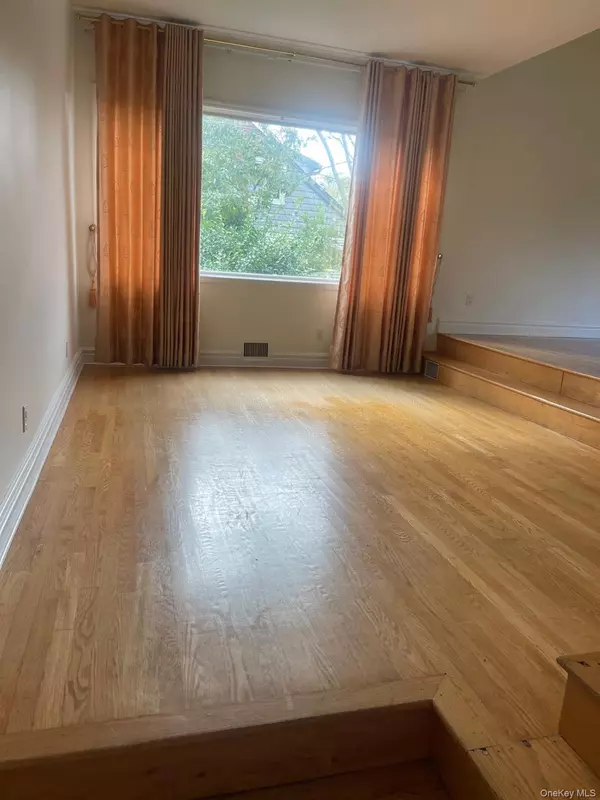 Lawrence, NY 11559,29 Bayberry RD