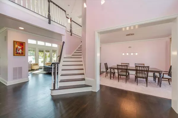 Glen Cove, NY 11542,53 Pembroke DR