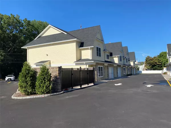 Huntington, NY 11743,16 Creek RD #505