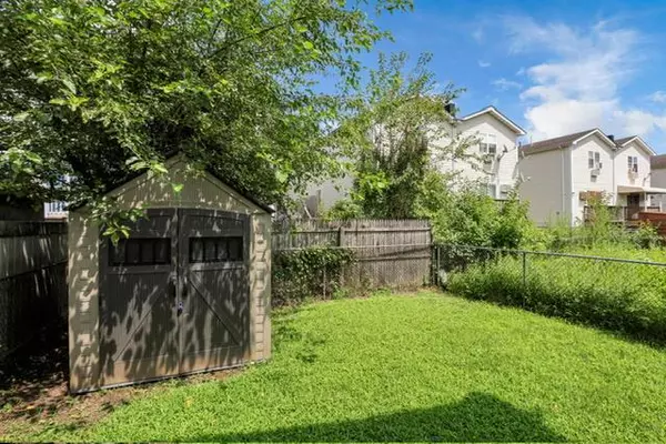 Bronx, NY 10469,2920 Ely AVE