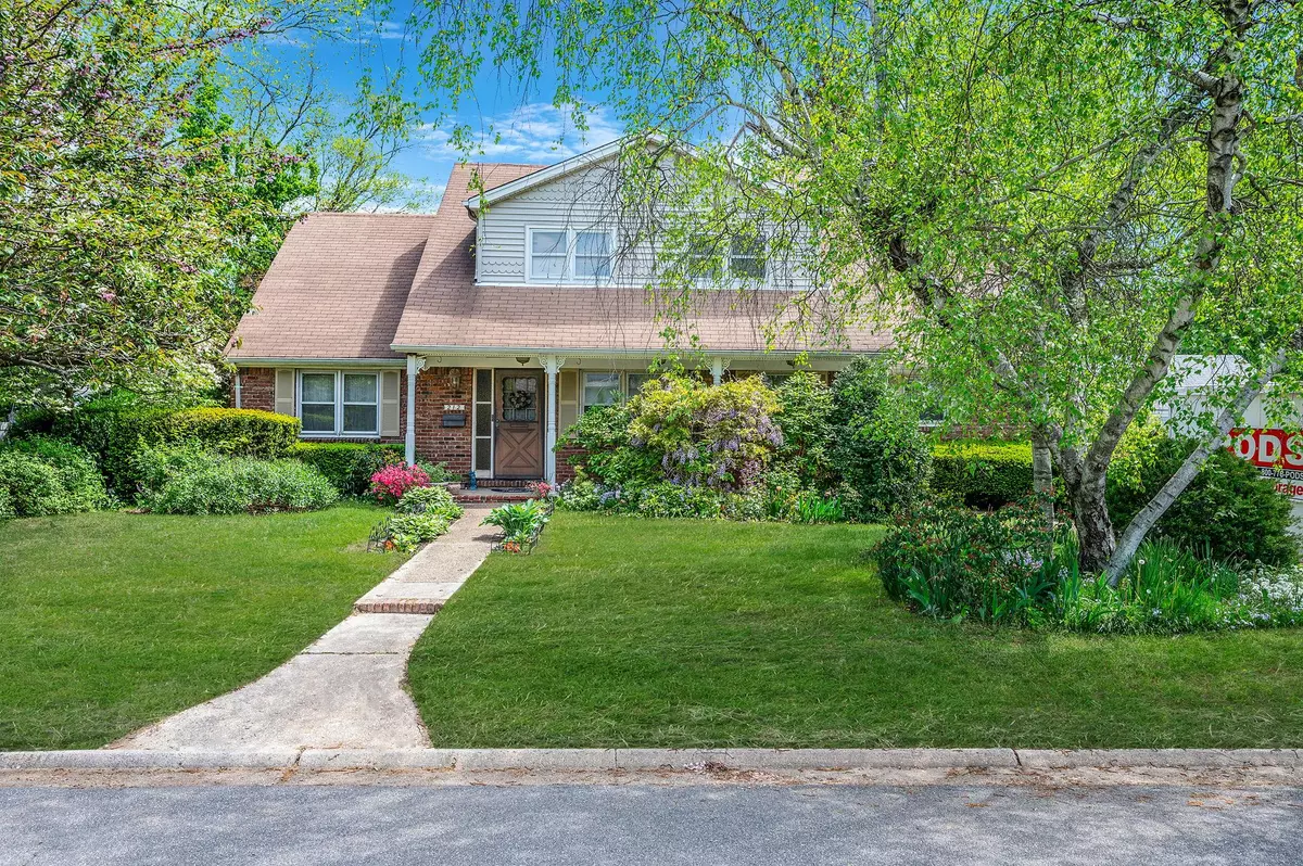 West Babylon, NY 11704,212 5th AVE