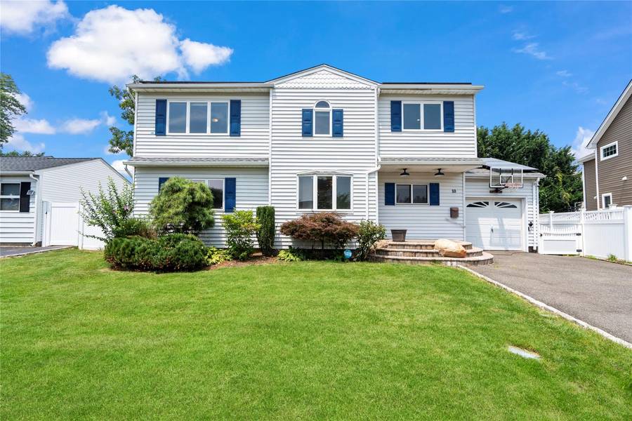 10 Lillian LN, Plainview, NY 11803