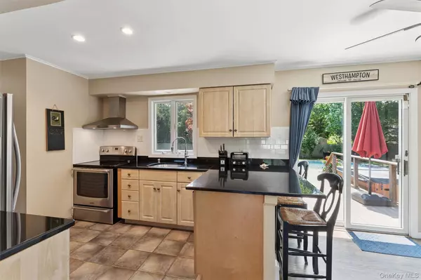 Westhampton, NY 11977,27 South Country Road