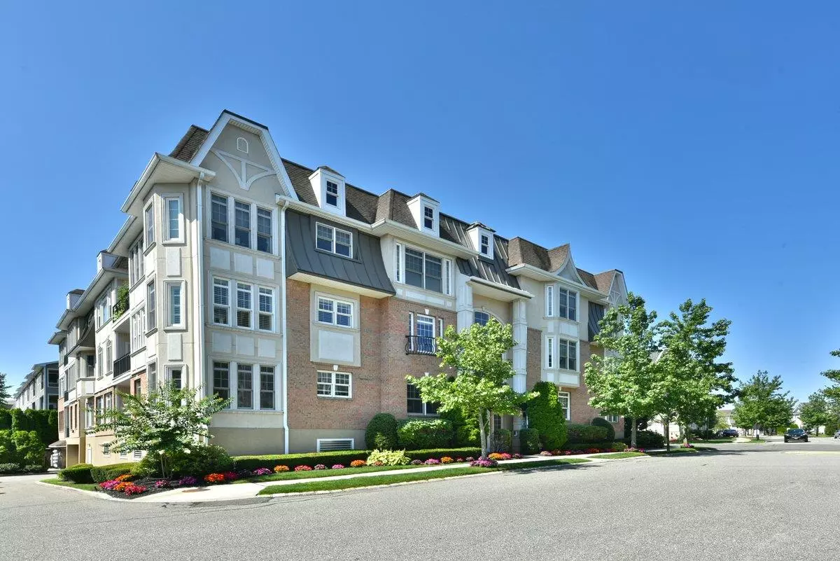 Westbury, NY 11590,415 Pacing WAY