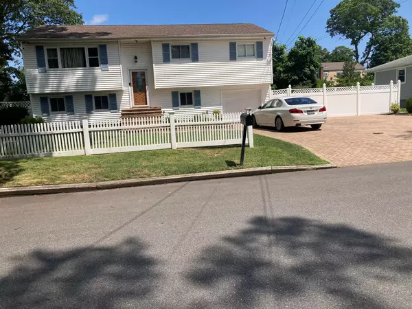 745 Centerwood ST, West Babylon, NY 11704