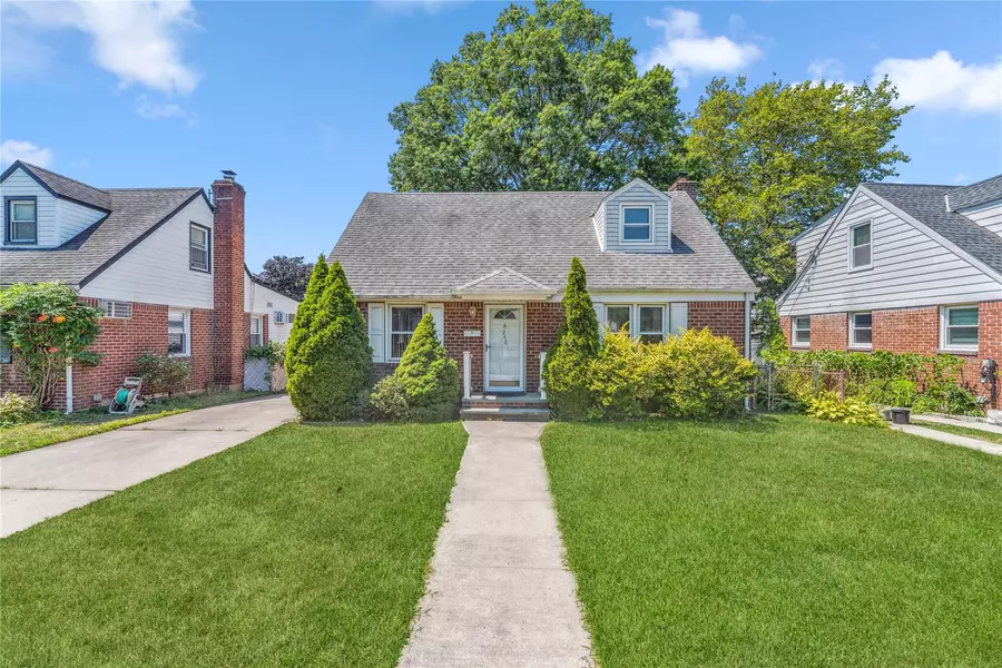 248 Cushing AVE, Williston Park, NY 11596
